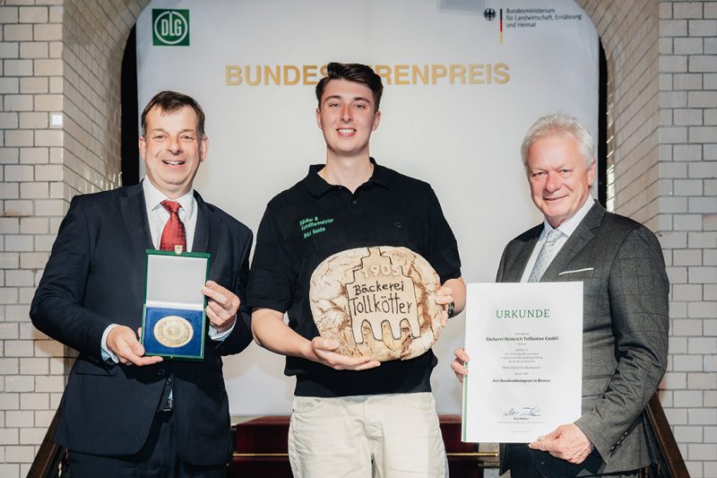 Bundesminister Alois Rainer (rechts) überreichte gemeinsam mit DLG-Präsident Hubertus Paetow (links) Urkunde und Medaille an Bäcker- und Konditormeister Max Hanke